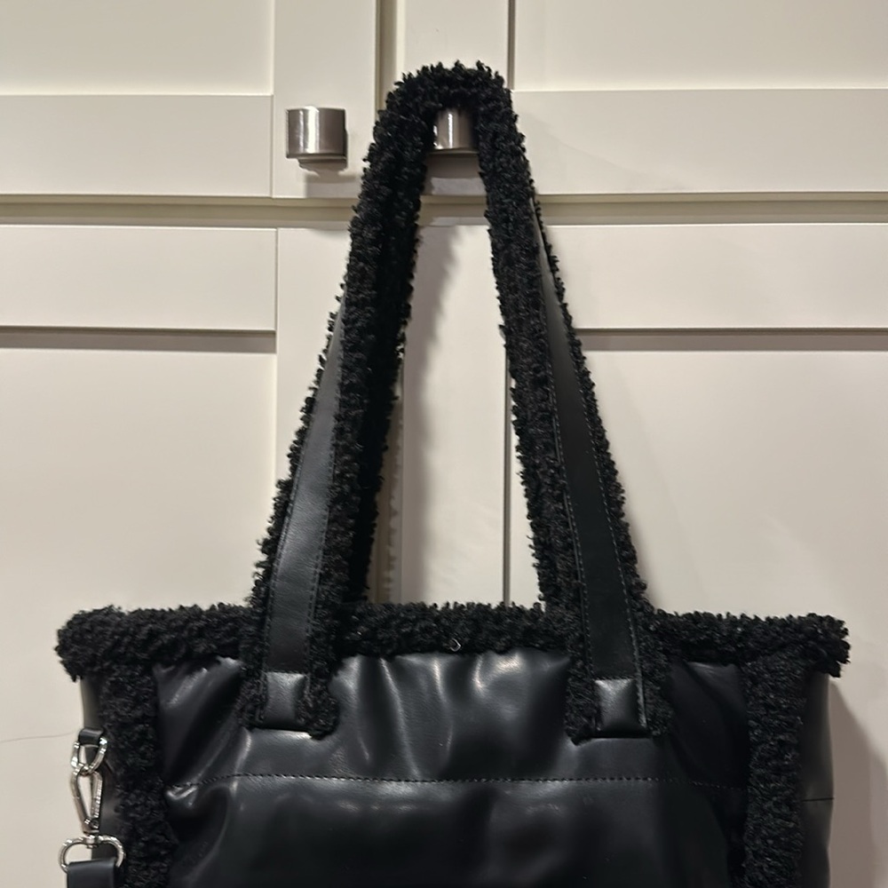 Aspen a black tote - Picture 3 of 6